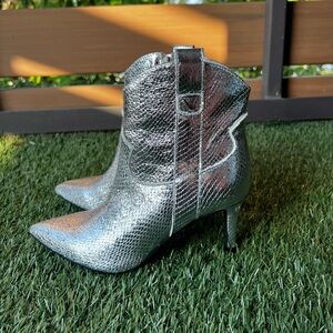 New GUESS Wurlie Western Stiletto Heeled Metallic Snakeskin Bootie, Size 5.5